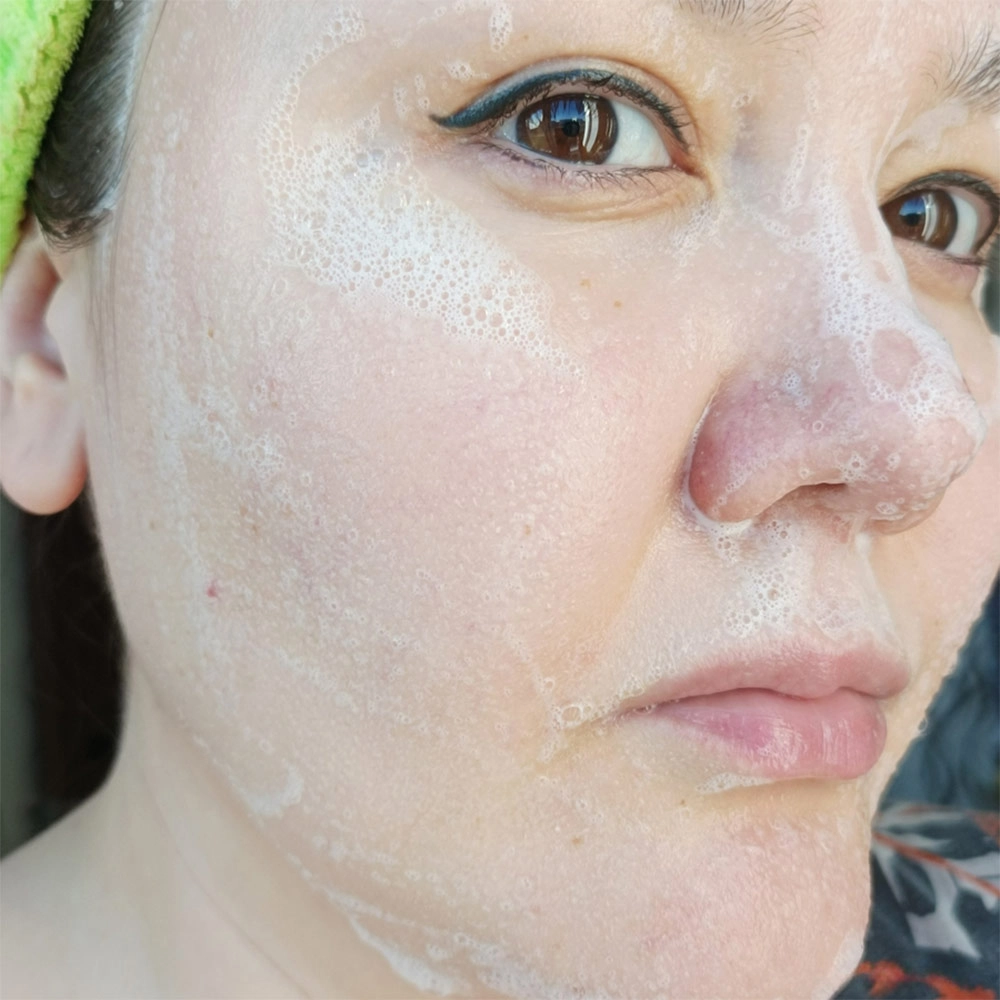 فوم شستشوی صورت روشن‌کننده، آبرسان و مناسب پوست نرمال تا خشک