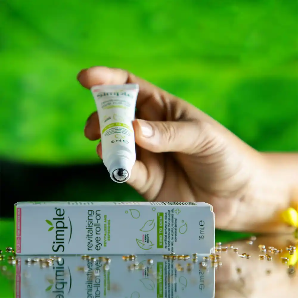 کرم دور چشم احیا کننده و شاداب کننده رولی سیمپل Simple kind to skin Revitalising Eye