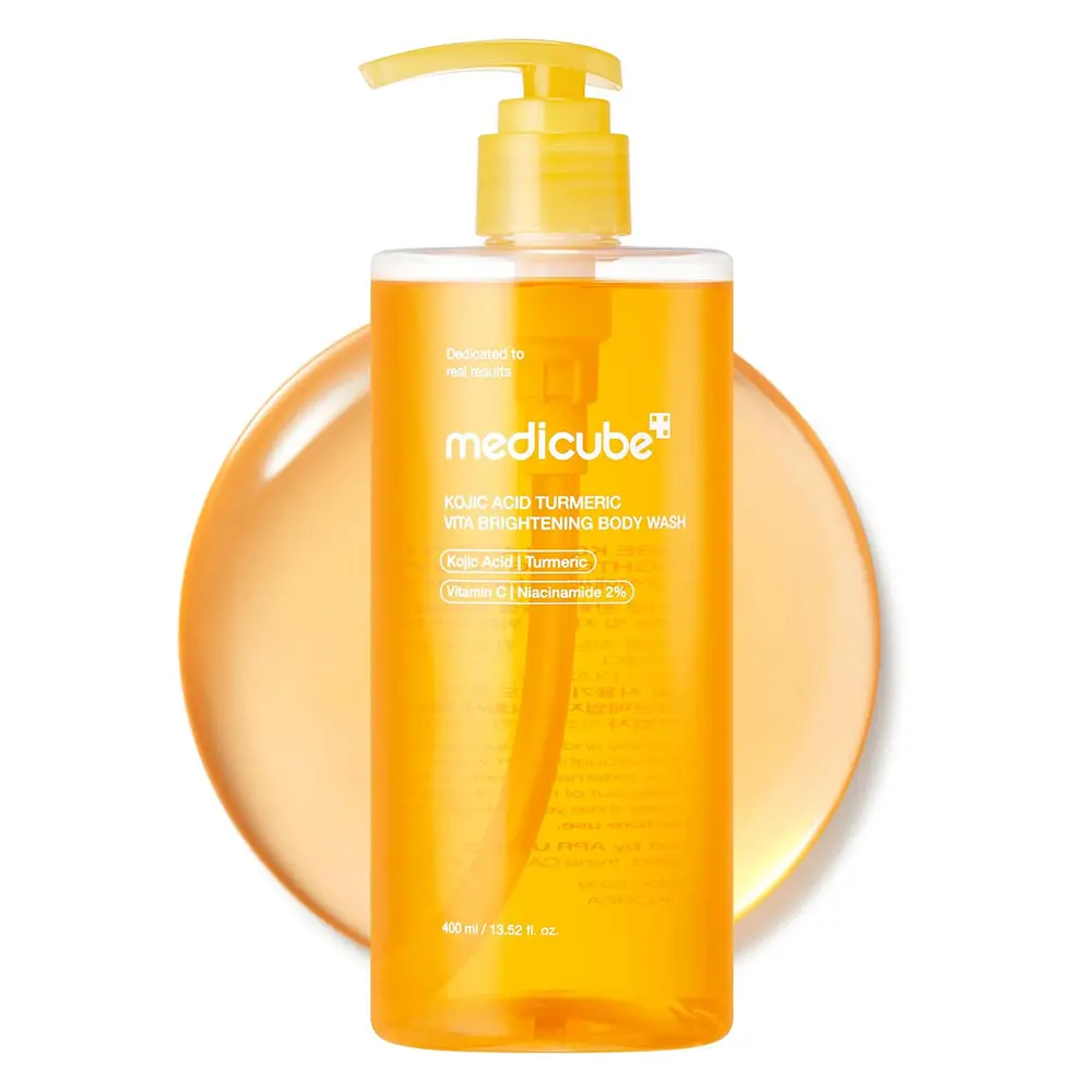 شوینده لایه بردار ملایم و روشن کننده بدن کوجیک اسید و زردچوبه مدی کیوب اصل مدل Kojic Acid Turmeric Brightening Body Wash مناسب شفافیت، نرمی و رفع کدری پوست بدن