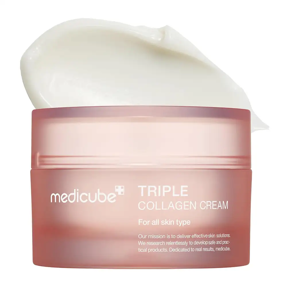 کرم جوانساز کلاژن مدی کیوب اصل مدل Medicube Triple Collagen Cream، مرطوب‌کننده و سفت‌کننده پوست حاوی کلاژن، هیالورونیک اسید، الاستین و شی باتر برای آبرسانی، کاهش ظاهر چروک، افزایش الاستیسیته و تقویت سد دفاعی پوست