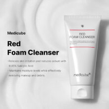فوم پاک کننده سالیسیلیک اسید مدی کیوب اصل مدل Medicube Red Foam Cleanser، شوینده کره‌ای مناسب پوست حساس و مستعد جوش برای پاکسازی عمیق آلودگی، چربی اضافی، باقی‌مانده آرایش و کمک به شفافیت و طراوت پوست