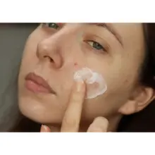کرم آبرسان و مرطوب‌کننده اوردینری Natural Moisturizing Factors اصل؛ بهترین انتخاب برای آبرسانی سبک و تقویت سد دفاعی پوست.