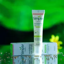 کرم-دور-چشم-احیا-کننده-و-شاداب-کننده-رولی-سیمپل-Simple-kind-to-skin-Revitalising-Eye-